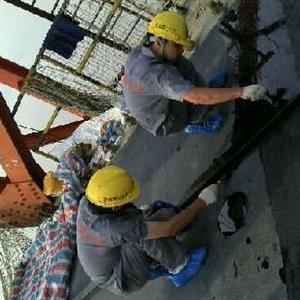 青岛孟勇日用化妆品有限公司员工在做复合润滑涂层