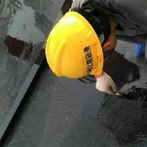 青岛孟勇日用化妆品有限公司员工在施工